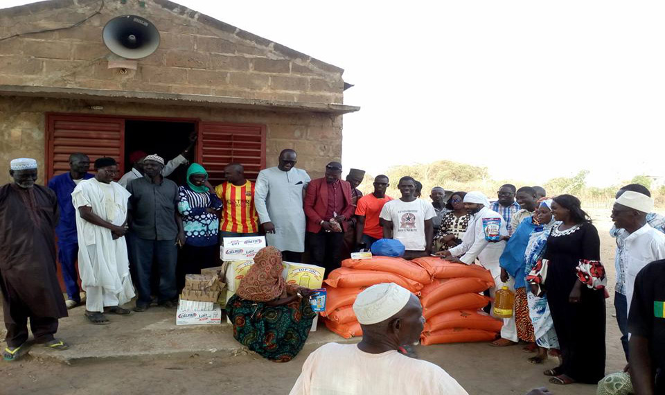 Le mouvement Saféne, remet des paniers Ndogou à 40 familles des villages de Samkedj et Kignabour.